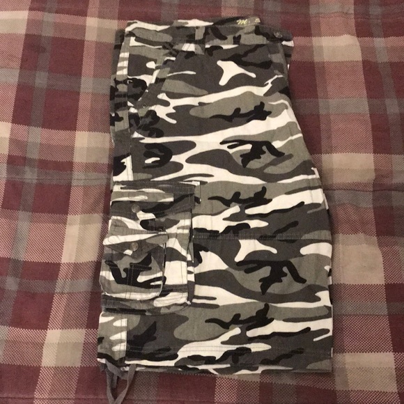 Clothing - Picture 4 of 8